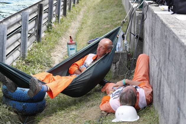 Sport Bilder des Tages Motorsports: FIA Formula One World Championship WM Weltmeisterschaft 2018, Grand Prix of Hungary, steward, Streckenposten, track marshal Budapest Hungary