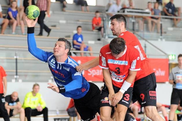 Alexander Schmid VfL Pfullingen 11 vs. Lukas Scheu TSV Altensteig 3 and Dino Raki TSV Altensteig 9 Handball Mens Preparatory Tournament 54 Sparkassen Cup Altensteig Playoffs at Platz7 29 07 2018 Photo TBaur Eibner TSV Altensteig vs. VfL Pfullingen Esslingen Copyright: xEIBNER TobiasxBaurx EP_TBR