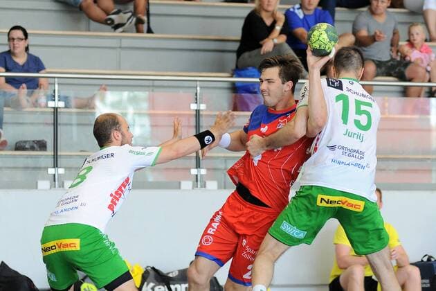 Rene Zobel HBW Balingen Weilstetten 2 vs. Jan Gwerder TSV Otmar St Gallen 8 and Dominik Jurilj TSV Otmar St Gallen 15 Handball Mens Preparatory Tournament 54 Sparkassen Cup Altensteig Playoffs at Platz5 29 07 2018 Photo TBaur Eibner TSV Otmar St Gallen vs. HBW Balingen Weilstetten Esslingen Copyright: xEIBNER TobiasxBaurx EP_TBR