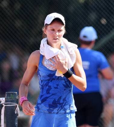 Tennis Women ITF Tour AHG BMW Cup Bildechingen 2018 29 07 2015 FINAL Katarzyna Piter POL with an ice pack to cool down after the first set Photo Pressefoto ULMER Markus Ulmer xxNOxMODELxRELEASExx