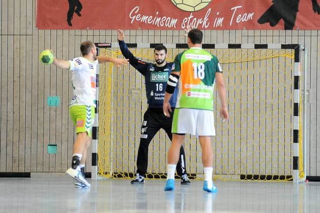 Tibor Ivanisevic HSG Wetzlar 16 in goal against Marcel Schiller FrischAuf Goeppingen 24 Handball men Preparation tournament 54 Sparkassen Cup Altensteig Game for final 29 07 2018 Photo TBaur Eibner FrischAuf Goeppingen vs. HSG Wetzlar Esslingen Copyright: xEIBNER TobiasxBaurx EP_TBR