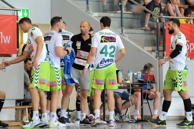 Hartmut Mayerhoffer FrischAuf Goeppingen Coach with Jacob Bagersted FrischAuf Goeppingen 14 and Nemanja Zelenovic FrischAuf Goeppingen 42 Handball Men Preparatory Tournament 54 Sparkassen Cup Altensteig Game for Final 29 07 2018 Photo TBaur Eibner FrischAuf Goeppingen vs. HSG Wetzlar Esslingen Copyright: xEIBNER TobiasxBaurx EP_TBR
