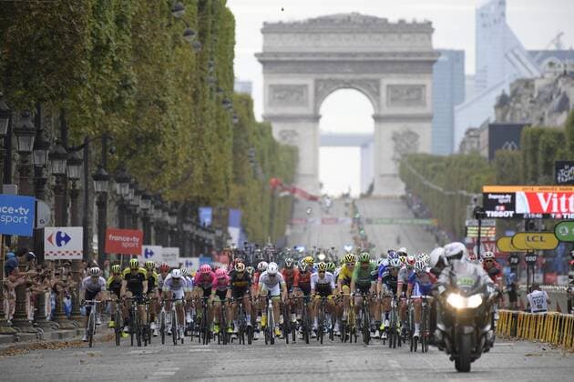 Sport Bilder des Tages Riders of Team Sky lead the pack during a passage on the Champs Elysees, with view on the Arc du Triomphe, during the last stage of the 105th edition of the Tour de France cycling race, 116km from Houilles to Paris, France, Sunday 29 July 2018. This year s Tour de France takes place from July 7th to July 29th. YORICKxJANSENS  x05394995x