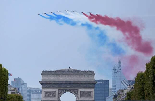 French military airplanes fly over the Arc de Triomphe during the Tour de France in Paris on July 29, 2018. Geraint Thomas of Great Britain claimed his first Tour de France victory, becoming the first Welshman to win the event.  PAR20180729013 DAVIDxSILPA
