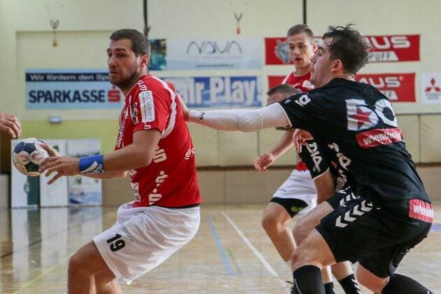 Tomas Babak 19 Bergischer HC on the ball in front of Vincent Schweiger 50 Fivers WAT Margareten HC Fivers WAT Margareten HC vs Bergischer HC Handball Test match 29 07 18 Köflach Lipizanerheimat Austria Sporthalle Köflach Copyright: xdnet_thex