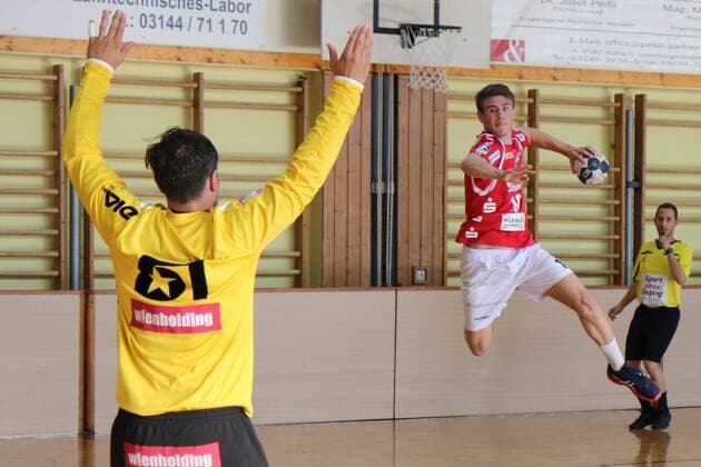 Yannick Fraatz 18 Bergischer HC in throw against Wolfgang Fillzwiser 51 Fivers WAT Margareten HC Fivers WAT Margareten HC vs Bergischer HC Handball Test match 29 07 18 Köflach Lipizanerheimat Austria Sporthalle Köflach Copyright: xdnet_thex