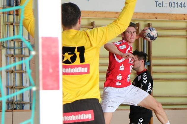 Yannick Fraatz 18 Bergischer HC in throw against Wolfgang Fillzwiser 51 Fivers WAT Margareten HC Fivers WAT Margareten HC vs Bergischer HC Handball Test match 29 07 18 Köflach Lipizanerheimat Austria Sporthalle Köflach Copyright: xdnet_thex