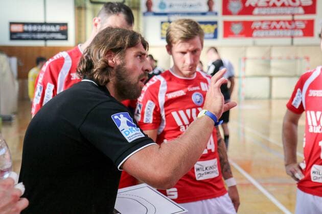 Sebastian Hinze Coach Bergischer HC during a break with Bogdan Andrei Criciotoiu 90 Bergischer HC Linus Arnesson 24 Bergischer HC and other Fivers WAT Margareten HC vs Bergischer HC Handball Test match 29 07 18 Köflach Lipizanerheimat Austria Sporthalle Köflach Copyright: xdnet_thex