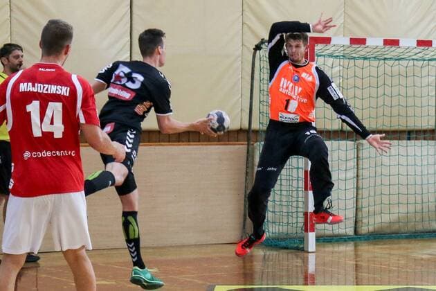 Henry Stummer 53 Fivers WAT Margareten HC at the throw against Christopher Rudeck 1 TW Bergischer HC Fivers WAT Margareten HC vs Bergischer HC Handball Test match 29 07 18 Köflach Lipizanerheimat Austria Sporthalle Köflach Copyright: xdnet_thex