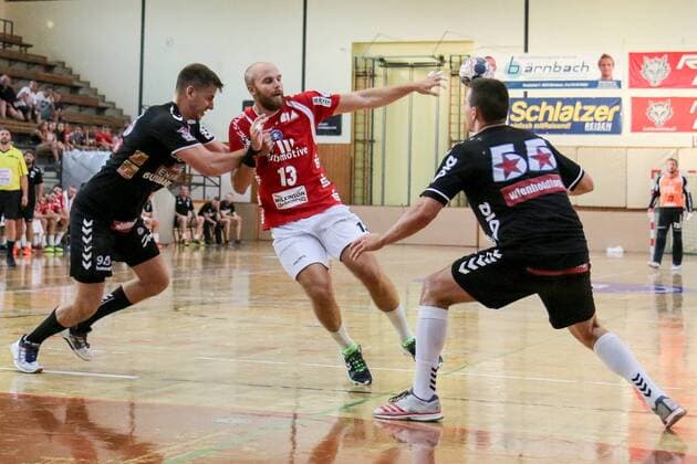 Thomas Seidl 95 Fivers WAT Margareten HC confident Kristian Nippes 13 Bergischer HC to keep in front of Marin Martinovic 55 Fivers WAT Margareten HC Fivers WAT Margareten HC vs Bergischer HC Handball Test match 29 07 18 Köflach Lipizanerheimat Austria Sporthalle Köflach Copyright: xdnet_thex