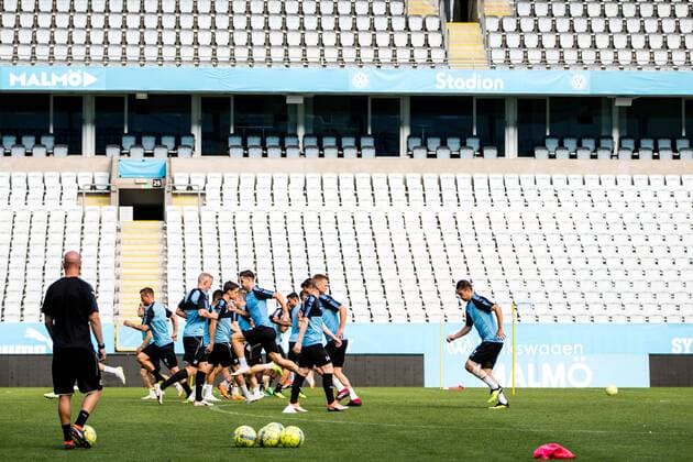 180731 Malmö FFs players warm up during a training session before the Champions League match between Malmö FF and Cluj in the second qualifying round on 31 July 2018 in Malmö  Copyright: MATHILDAxAHLBERG BB180731MA019