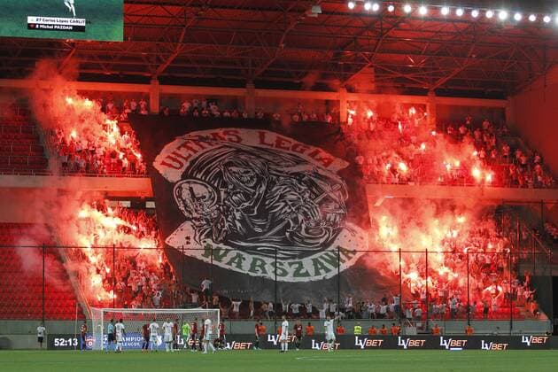 Sport Bilder des Tages TRNAVA 31.07.2018 PILKA NOZNA II RUNDA ELIMINACYJNA LIGA MISTRZOW SEZON 2018 19: SPARTAK TRNAWA - LEGIA WARSZAWA--- UEFA CHAMPIONS LEAGUE SECOND QUALIFYING ROUND MATCH SPARTAK TRNAWA - LEGIA WARSZAWA NZ. KIBICE LEGIA PIROTECHNIKA OPRAWA RACE FOT. MICHAL CHWIEDUK FOKUSMEDIA.COM.PL NEWSPIX.PL --- Newspix.pl  180731CHW074