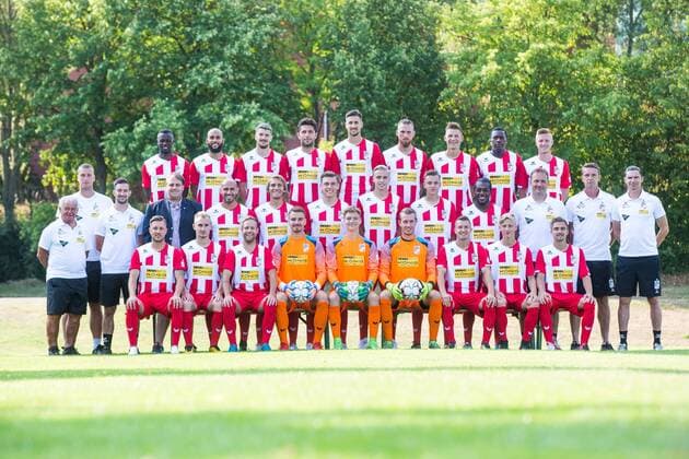 Erfurt 010818 Soccer Regionalliga FC Rot Weiss Erfurt Portraittermin back row from left to right Mame Mbar Diouf Francis Adomah Quentin Fouley Andis Shala Petar Lela Pierre Cymbals Marcel Kaffenberger Glodi Zingu Nicolai Lorenzoni middle row from left to right Team Leader Hans Günther Schröder Robin Krüger Daniel Knäschke Sporting Director Oliver Bornemann Velimir Jovanovic Lukas Novy Marius Wegmann Ben Luca Moritz Till Linus Black George Kelbel Co Manager Armin Friedrich Goalkeeping coach Rene Twardzik Manager Thomas Brdaric front row from left to right Danilo Dittrich Tobias Hasse Rico Gladrow Julian Knoll Luca Petzold Lukas Cichos Daniel Rechberger Patrick Hädrich Morten Rüdiger