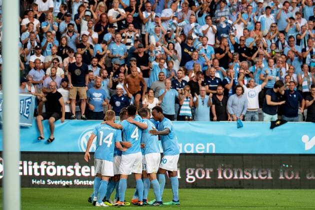 180801 Arnor Ingvi Traustason of Malmö FF celebrates with his teammates after scoring 1 1 during the UEFA Champions League qualifying match between Malmö FF and Cluj on August 1, 2018 in Malmö Photo Ludvig Thunman BILDBYRAN code LT 35511  Copyright: LUDVIGxTHUNMAN BB180801LT036
