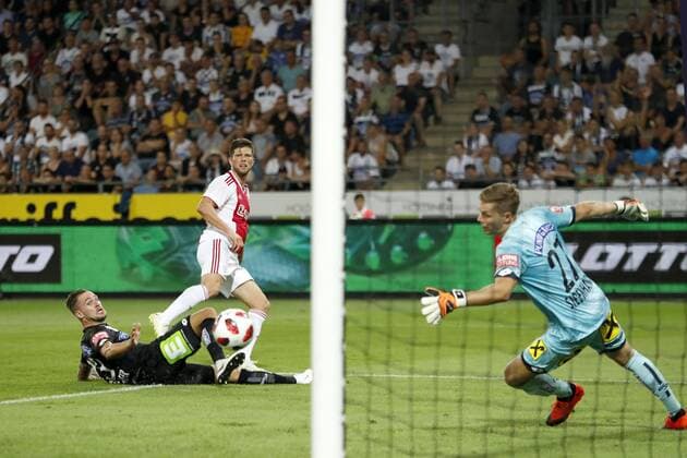 Sport Bilder des Tages GRAZ, 01-08-2018 , Merkur Arena, football season 2018 2019, UEFA Champions League second qualifying round , 2nd leg , Klaas Jan Huntelaar scores 0-1 during the match Sturm Graz - Ajax . Sturm Graz - Ajax  x2372348x