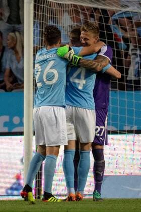 180801 goalkeeper Johan Dahlin or Malmö FF celebrates with teammates after the UEFA Champions League qualifying match between Malmö FF and Cluj on August 1, 2018 in Malmö Photo Ludvig Thunman BILDBYRAN code LT 35511  Copyright: LUDVIGxTHUNMAN BB180801LT046