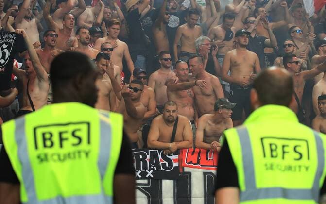 Sport Bilder des Tages SOCCER - UEFA CL quali, Sturm vs Ajax GRAZ,AUSTRIA,01.AUG.18 - SOCCER - UEFA Champions League qualification, SK Sturm Graz vs AFC Ajax Amsterdam. Image shows fans of Ajax and security. GEPAxpictures xMarioxBuehner