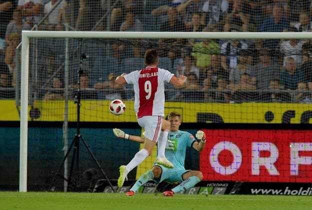 SOCCER - UEFA CL quali, Sturm vs Ajax GRAZ,AUSTRIA,01.AUG.18 - SOCCER - UEFA Champions League qualification, SK Sturm Graz vs AFC Ajax Amsterdam. Image shows Klaas Jan Huntelaar (Ajax) and Joerg Siebenhandl (Sturm). GEPAxpictures xMichaelxRiedler