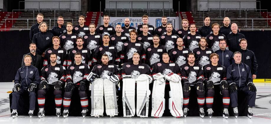 01 08 2018 Hockey Season 2018 2019 DEL Press Info Thomas Sabo Ice Tigers Icetigers Nuremberg Portraits ThHa back row row 4 from left Patrick Billinger Equipment Manager Thomas Sabo Ice Tigers Ralf Neiss Neisse Equipment Manager Thomas Sabo Ice Tigers Tim Bender 77 Thomas Sabo Ice Tigers Dane Fox 74 Thomas Sabo Ice Tigers Jason Bast 16 Thomas Sabo Ice Tigers Eugen Alanov 95 Thomas Sabo Ice Tigers Petr Pohl 55 Thomas Sabo Ice Tigers Pascal Grosse 19 Thomas Sabo Ice Tigers Thomas Schinko Physiotherapist Thomas Sabo Ice Tigers Eckhart Acker Athletic Trainer Thomas Sabo Ice Tigers back row row 3 from left to right Dr Thomas Brain Team Doctor Thomas Sabo Ice Tigers Luca Glaeser Glasses Thomas Sabo Ice Tigers Eric Saber Thomas Sabo Ice Tigers Taylor Aronson 10 Thomas Sabo Ice Tigers Brandon Buck 9 Thomas Sabo Ice Tigers Brett Festerling 2 Thomas Sabo Ice Tigers Daniel Weiss White 57 Thomas Sabo Ice Tigers Marcus Weber 24 Thomas Sabo Ice Tigers Dr Thomas Schneider Team Doctor Thomas Sabo Ice Tigers Dr Matthias Wagner Team Physician Thomas Sabo Ice Tigers Front Row 2 from left Martin Jiranek Sports Director Thomas Sabo Ice Tigers Maximilian Kislinger 21 Thomas Sabo Ice Tigers Chris Brown 11 Thomas Sabo Ice Tigers Milan Jurcina 68 Thomas Sabo Ice Tigers Oliver Mebus 22 Thomas Sabo Thomas Sabo Ice Tigers Thomas Sabo Ice Tigers Tom Gilbert 14 Thomas Sabo Ice Tigers Andre Dietzsch Goalkeeping coach Thomas Sabo Ice Tigers Front Row Series 1 from left to right Kevin Gaudet Head Coach Thomas Sabo Ice Tigers Philippe Dupuis 91 Thomas Sabo Ice Tigers Patrick Reimer 17 Thomas Sabo Ice Tigers Nikolas Treutle Thomas Sabo Ice Tigers Andreas Thomas 29 Thomas