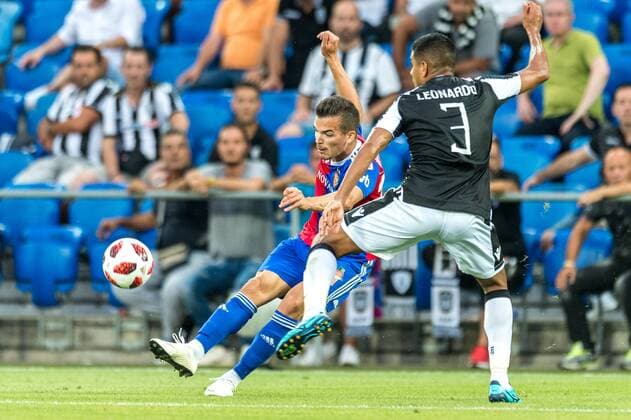 Football Champions League Second qualifying round 18 19 FC Basel 1893 PAOK Salonika 01 08 2018 Kevin Bua FCB 33 with a cross in the Champions League qualifying round 2 match between FC Basel 1893 and FC PAOK Salonika on Wednesday 01 August 2018 at St Jakob Park in Basel xGRGx