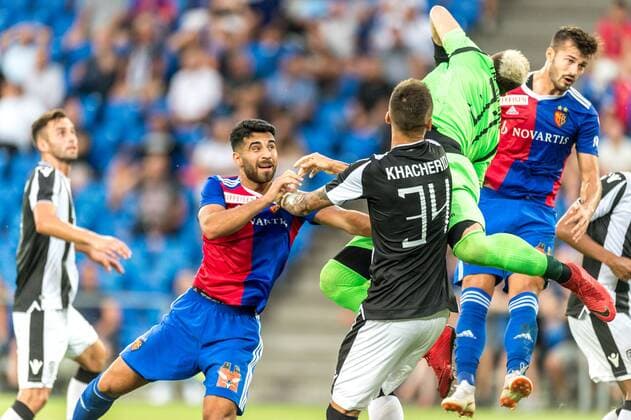 Soccer Champions League Second qualifying round 18 19 FC Basel 1893 PAOK Salonika 01 08 2018 Eray Ervin Cuemart FCB 4 in a duel with Yevhen Khacheridi PAOK 34 and Alexandros Paschalakis PAOK 31 in Champions League qualifying round 2 Match between FC Basel 1893 and FC PAOK Salonika on the Wednesday 01 August 2018 at St Jakob Park in Basel xGRGx
