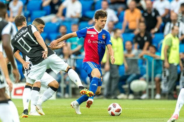 Soccer Champions League Second qualifying round 18 19 FC Basel 1893 PAOK Saloniki 01 08 2018 Valentin Stocker FCB 14 in a duel with Canas José PAOK 87 in Champions League qualifying round 2 Match between FC Basel 1893 and FC PAOK Salonika on Wednesday 01 August 2018 St Jakob Park in Basel xGRGx
