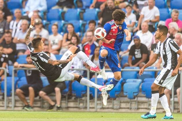 Soccer Champions League Second qualifying round 18 19 FC Basel 1893 PAOK Saloniki 01 08 2018 Yevhen Khacheridi PAOK 34 in a duel with Valentin Stocker FCB 14 in Champions League qualifying round 2 Match between FC Basel 1893 and FC PAOK Salonika on Wednesday 01 August 2018 in the St Jakob Park in Basel xGRGx