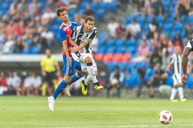 Soccer Champions League Second qualifying round 18 19 FC Basel 1893 PAOK Saloniki 01 08 2018 Valentin Stocker FCB 14 in a duel with Canas José PAOK 87 in Champions League qualifying round 2 Match between FC Basel 1893 and FC PAOK Salonika on Wednesday 01 August 2018 St Jakob Park in Basel xGRGx
