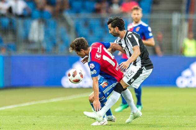 Soccer Champions League Second qualifying round 18 19 FC Basel 1893 PAOK Salonika 01 08 2018 Valentin Stocker FCB 14 in a duel with José Ángel Crespo PAOK 15 in Champions League qualifying round 2 Match between FC Basel 1893 and FC PAOK Salonika on Wednesday 01 August 2018 at St Jakob Park in Basel xGRGx