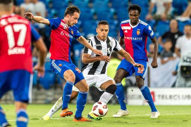 Soccer Champions League Second qualifying round 18 19 FC Basel 1893 PAOK Salonika 01 08 2018 Luca Zuffi FCB 7 in a duel with Leo Jabá PAOK 98 in Champions League qualifying round 2 Match between FC Basel 1893 and FC PAOK Salonika on Wednesday 01 August 2018 St Jakob Park in Basel xGRGx