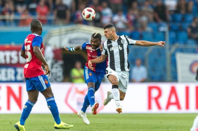 Soccer Champions League Second qualifying round 18 19 FC Basel 1893 PAOK Saloniki 01 08 2018 Geoffroy Serey The FCB 20 in the duel with Dimitris Limnios PAOK 18 in the Champions League qualifying round 2 match between FC Basel 1893 and FC PAOK Salonika on Wednesday 01 August 2018 at St Jakob Park in Basel xGRGx