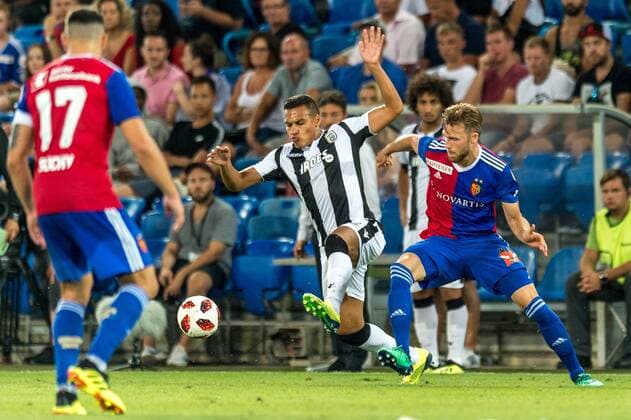 Soccer Champions League Second qualifying round 18 19 FC Basel 1893 PAOK Salonika 01 08 2018 Silvan Widmer FCB 5 in a duel with Leo Jabá PAOK 98 in Champions League qualifying round 2 Match between FC Basel 1893 and FC PAOK Salonika on Wednesday 01 August 2018 St Jakob Park in Basel xGRGx