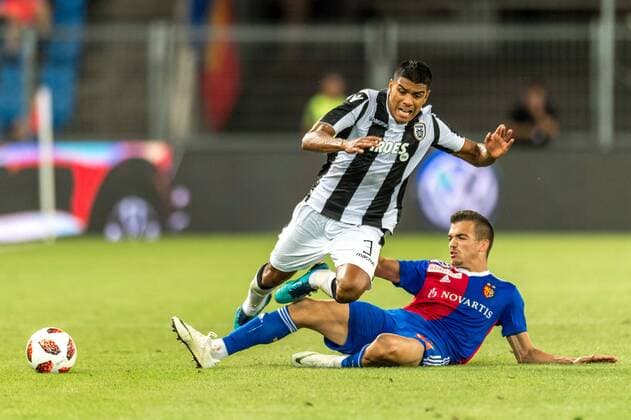 Soccer Champions League Second qualifying round 18 19 FC Basel 1893 PAOK Saloniki 01 08 2018 Kevin Bua FCB 33 in action with Léo Matos PAOK 3 in Champions League qualifying round 2 Match between FC Basel 1893 and FC PAOK Salonika on Wednesday 01 August 2018 St Jakob Park in Basel xGRGx