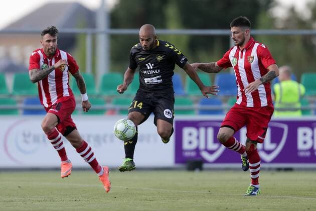 Emmanuel Francoise (Niederkorn 14) im Zweikampf mit Dino Skvroc (Honved 26) und Bence Batik (Honved 7) 02.08.2018 Fussball Europa League Qualifikation, 2. Runde, Rückspiel, Saison 2018-2019 02.08.2018 LUX, ELQ, FC Progres Niederkorn (BEL) - Honved Budapest (HUN) Stade Municipal de la Ville de Differdange, Oberkorn 