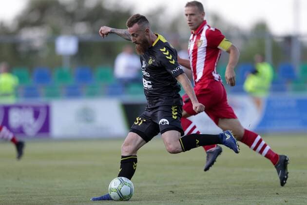 Torschuss Aleksandre Karapetian (Niederkorn 87) - im Hintergrund Djordje Kamber (Honved 24 Kapitän) 02.08.2018 Fussball Europa League Qualifikation, 2. Runde, Rückspiel, Saison 2018-2019 02.08.2018 LUX, ELQ, FC Progres Niederkorn (BEL) - Honved Budapest (HUN) Stade Municipal de la Ville de Differdange, Oberkorn 