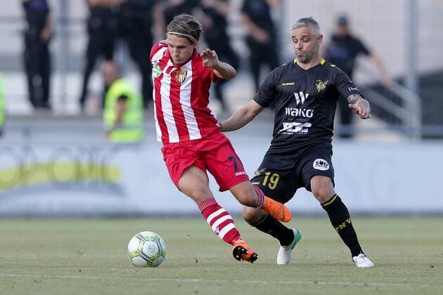 Gergo Nagy (Honved 77) im Zweikampf mit Mario Mutsch (Niederkorn 19) 02.08.2018 Fussball Europa League Qualifikation, 2. Runde, Rückspiel, Saison 2018-2019 02.08.2018 LUX, ELQ, FC Progres Niederkorn (BEL) - Honved Budapest (HUN) Stade Municipal de la Ville de Differdange, Oberkorn 