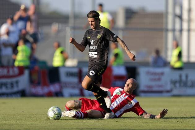 Olivier Thill (Niederkorn 10) im Zweikampf mit Botond Barath (Honved 36) 02.08.2018 Fussball Europa League Qualifikation, 2. Runde, Rückspiel, Saison 2018-2019 02.08.2018 LUX, ELQ, FC Progres Niederkorn (BEL) - Honved Budapest (HUN) Stade Municipal de la Ville de Differdange, Oberkorn 