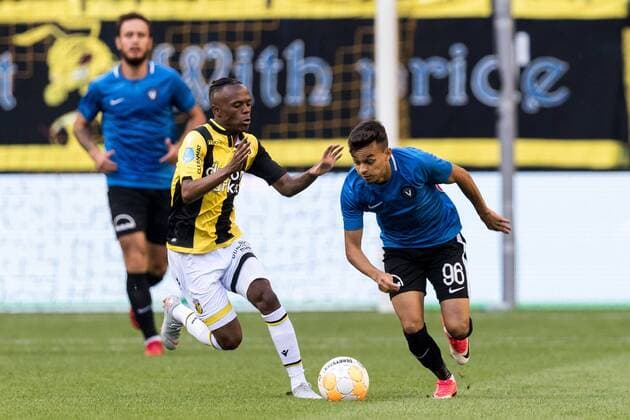 (L-R) Thulani Serero of Vitesse, Hafid Houri of FC Viitorul Constanta during the UEFA Europa League second round qualifying match between Vitesse Arnhem and FC Viitorul Constanta at the Gelredome on August 02, 2018 in Arnhem, The Netherlands UEFA Europa League 2018 2019 xVIxVIxImagesx xGerritxvanxKeulenxIVx 11651789