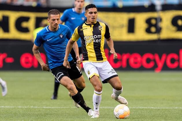 (L-R) Vlad Achim of FC Viitorul Constanta, Navarone Foor of Vitesse during the UEFA Europa League second round qualifying match between Vitesse Arnhem and FC Viitorul Constanta at the Gelredome on August 02, 2018 in Arnhem, The Netherlands UEFA Europa League 2018 2019 xVIxVIxImagesx xGerritxvanxKeulenxIVx 11651799