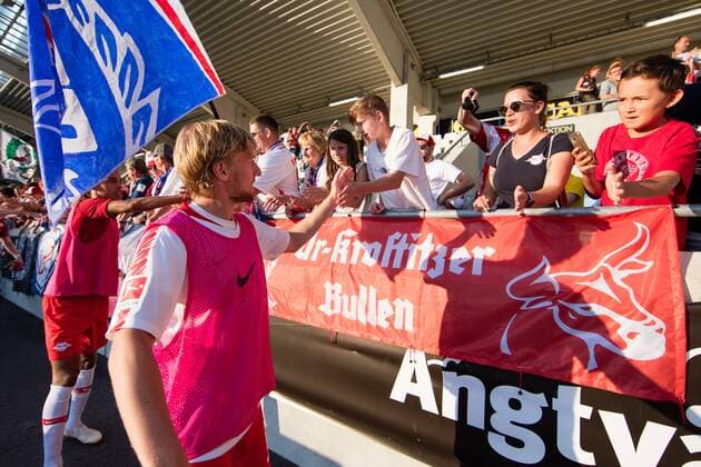 180802 Emil Forsberg or Leipzig thanking supporters after the UEFA Europe League qualifying match between Häcken and RB Leipzig on August 2, 2018 in Gothenburg  Copyright: MICHAELxERICHSEN BB180802MI052