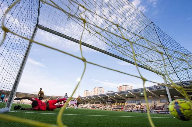 180802 Massimo Bruno or Leipzig scores 1 0 behind Jonathan Ursin Rasheed of Häcken during the UEFA Europe League qualifying match between Häcken and RB Leipzig on August 2, 2018 in Gothenburg  Copyright: MICHAELxERICHSEN BB180802MI055