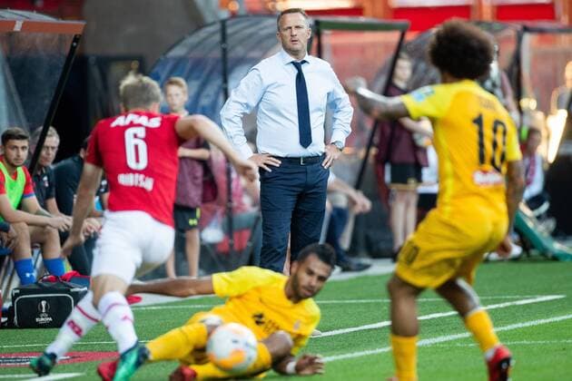 coach John van den Brom of AZ during the UEFA Europa League second round qualifying match between AZ Alkmaar and FC Kairat at the AFAS stadium on August 02, 2018 in Alkmaar, The Netherlands UEFA Europa League 2018 2019 xVIxVIxImagesx xTomxBodexMultimediaxIVx 11651971