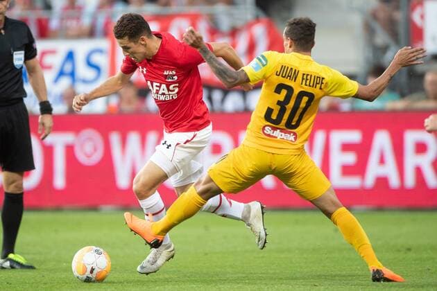 Oussama Idrissi of AZ, Juan Felipe of FC Kairat Almaty during the UEFA Europa League second round qualifying match between AZ Alkmaar and FC Kairat at the AFAS stadium on August 02, 2018 in Alkmaar, The Netherlands UEFA Europa League 2018 2019 xVIxVIxImagesx xTomxBodexMultimediaxIVx 11652056