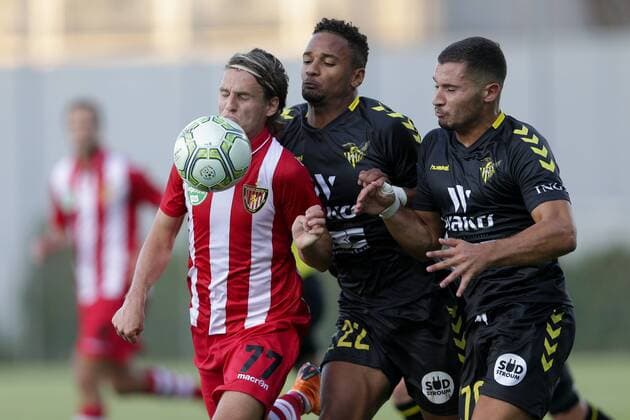 Sport Bilder des Tages Gergo Nagy (Honved 77) im Zweikampf mit Marvin Martins (Niederkorn 22) und Yann Matias Marques (Niederkorn 70) 02.08.2018 Fussball Europa League Qualifikation, 2. Runde, Rückspiel, Saison 2018-2019 02.08.2018 LUX, ELQ, FC Progres Niederkorn (BEL) - Honved Budapest (HUN) Stade Municipal de la Ville de Differdange, Oberkorn 