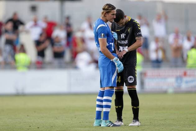 Tim Hall (Niederkorn 34) bindet Sebastien Flauss (Torwart Niederkorn 1) die Hose zu, kurios 02.08.2018 Fussball Europa League Qualifikation, 2. Runde, Rückspiel, Saison 2018-2019 02.08.2018 LUX, ELQ, FC Progres Niederkorn (BEL) - Honved Budapest (HUN) Stade Municipal de la Ville de Differdange, Oberkorn 