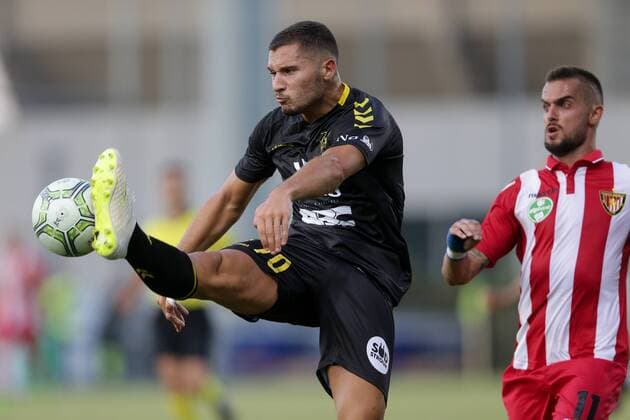 Yann Matias Marques (Niederkorn 70) klaert vor Filip Holender (Honved 11) 02.08.2018 Fussball Europa League Qualifikation, 2. Runde, Rückspiel, Saison 2018-2019 02.08.2018 LUX, ELQ, FC Progres Niederkorn (BEL) - Honved Budapest (HUN) Stade Municipal de la Ville de Differdange, Oberkorn 