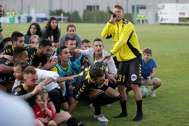 Sport Bilder des Tages Sebastien Thill (Niederkorn 31) gibt den Vorsänger beim jubelt, freut sich, Jubel, Freude 02.08.2018 Fussball Europa League Qualifikation, 2. Runde, Rückspiel, Saison 2018-2019 02.08.2018 LUX, ELQ, FC Progres Niederkorn (BEL) - Honved Budapest (HUN) Stade Municipal de la Ville de Differdange, Oberkorn 