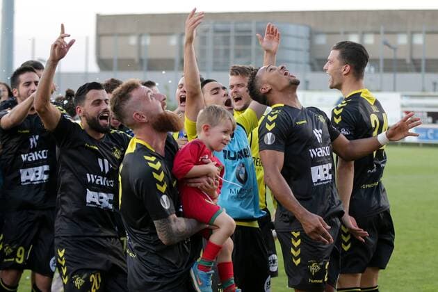 Niederkorn jubelt, freut sich, Jubel, Freude - Jordan Gobron (Niederkorn 20), Aleksandre Karapetian (Niederkorn 87), Marvin Martins (Niederkorn 22), Tim Hall (Niederkorn 34) 02.08.2018 Fussball Europa League Qualifikation, 2. Runde, Rückspiel, Saison 2018-2019 02.08.2018 LUX, ELQ, FC Progres Niederkorn (BEL) - Honved Budapest (HUN) Stade Municipal de la Ville de Differdange, Oberkorn