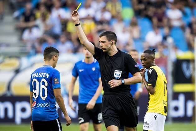 ARNHEM, Vitesse - FC Viitorul, 2-8-2018, football, season 2018-2019, qualification match for Europa League, stadium de Gelredome, referee Kevin Clancy (M) gives FC Viitorul player Hafid Houri (L) a yellow card Vitesse - FC Viitorul  x2373203x