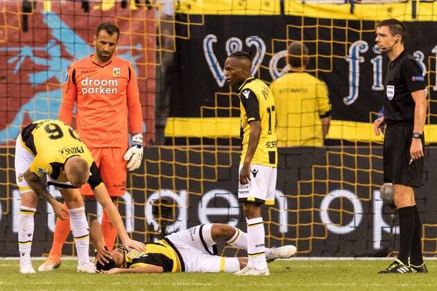 Jake Clarke-Salter of Vitesse left the match injured during the UEFA Europa League second round qualifying match between Vitesse Arnhem and FC Viitorul Constanta at the Gelredome on August 02, 2018 in Arnhem, The Netherlands UEFA Europa League 2018 2019 xVIxVIxImagesx xGerritxvanxKeulenxIVx 11652360